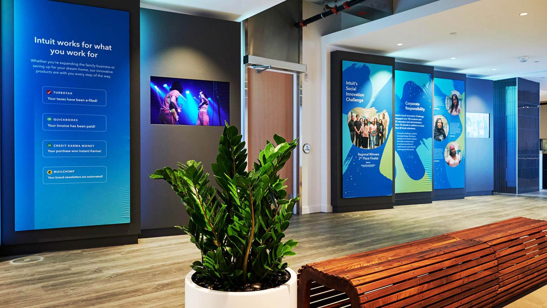 intuit-toronto-lobby-hero-photo-icom-desktop-20220826-1920x1080.jpg Intuit Toronto Lobby
