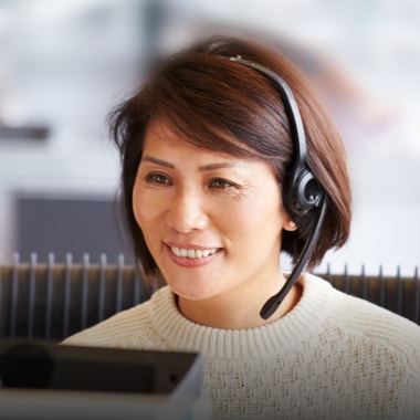 Intuit Expert wearing an headset and looking at the computer screen