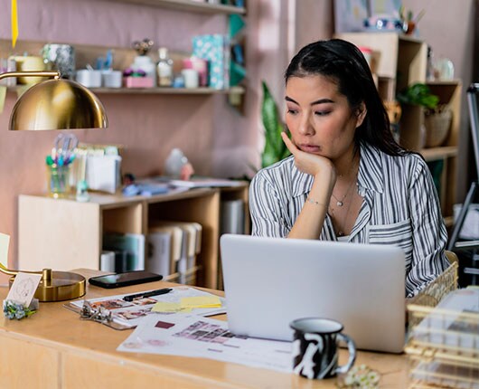 Innovation au service des clients Woman working on a laptop