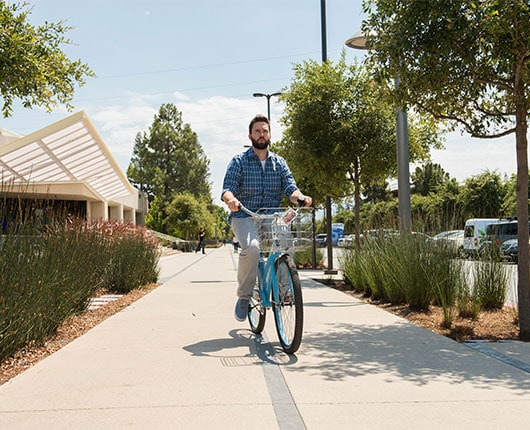 Employés engagés Employee biking through Intuit Campus